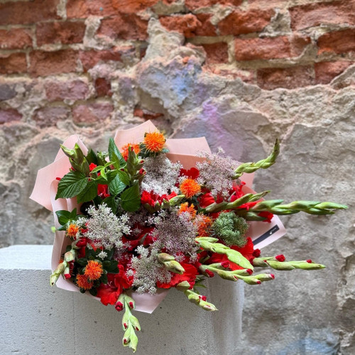 Яскравий букет з гладіолусами «Пристрасне літо»