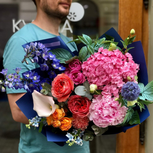 Мальовничий яскравий букет «Квіткова прогулянка»