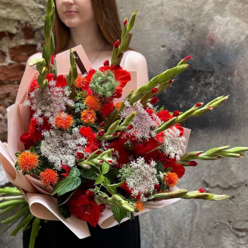 Яскравий букет з гладіолусами «Пристрасне літо»