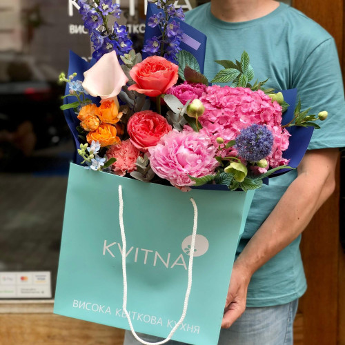 Мальовничий яскравий букет «Квіткова прогулянка»