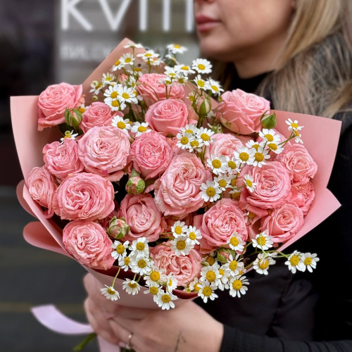 Букет з кущової піоновидної троянди Bombastic та пухнастого танацетуму «Мила панночка»