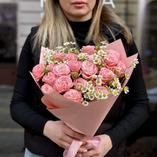 Букет з кущової піоновидної троянди Bombastic та пухнастого танацетуму «Мила панночка»