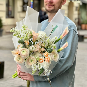 Тендітний букет з ранункулюсами та каллами «Рожевий перламутр»