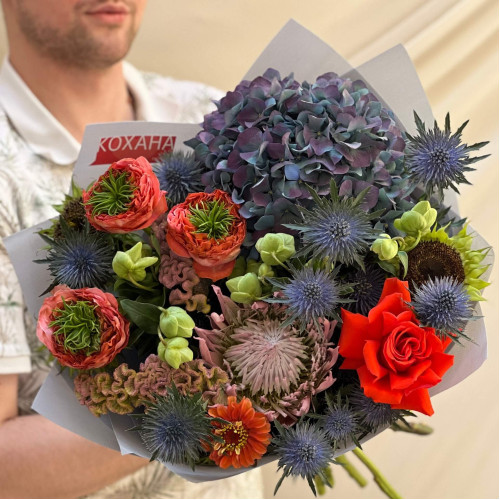 Interesting contrasting bouquet «Flame of the Night»