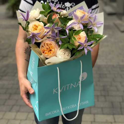 Романтичний садовий букет «Лавандові очі»