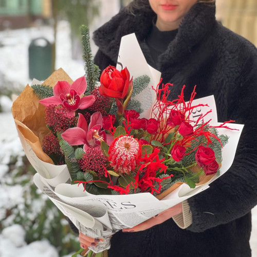 Червоний екзотичний букет з банксією та цимбідіумом «Зимовий корал»