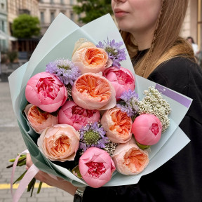 Розкішний кольоровий букет з півоніями та піоновидними трояндами «Барвиста мрія»