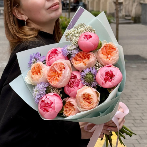 Розкішний кольоровий букет з півоніями та піоновидними трояндами «Барвиста мрія»