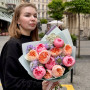 Розкішний кольоровий букет з півоніями та піоновидними трояндами «Барвиста мрія»