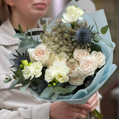 Нежный букет с ароматными фрезиями «Морозная изысканность»