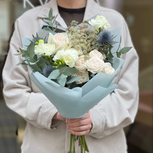 Нежный букет с ароматными фрезиями «Морозная изысканность»