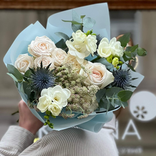 Нежный букет с ароматными фрезиями «Морозная изысканность»