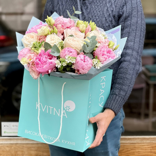 Елегантний букет з півоніями та еустомою «Рожеве кохання»