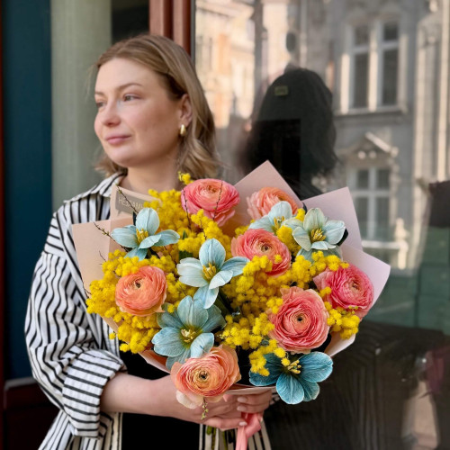 Яскравий букет з ранунклюсами сорту Clooney Venere та тюльпанами Vip Roses «Закохана у весну»