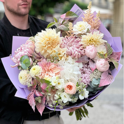 Voluminous bouquet in pastel shades «Golden Pollen»