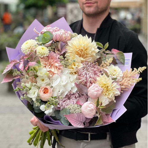 Voluminous bouquet in pastel shades «Golden Pollen»