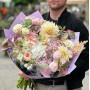 Voluminous bouquet in pastel shades «Golden Pollen»