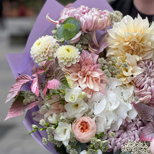 Voluminous bouquet in pastel shades «Golden Pollen»