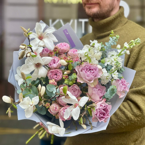 Ніжний прозорий букет з магнолією «Загадки Мікото»