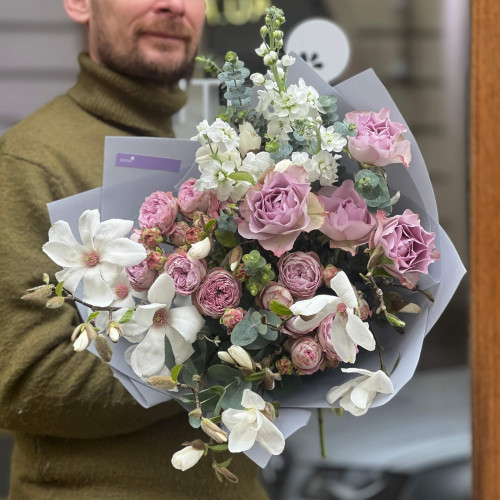 Ніжний прозорий букет з магнолією «Загадки Мікото»