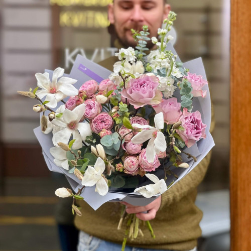 Ніжний прозорий букет з магнолією «Загадки Мікото»