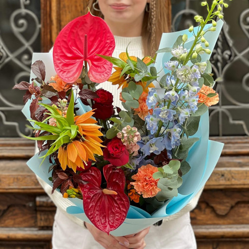Яскравий букет з фрітілярією «Мелодія Флоренції»