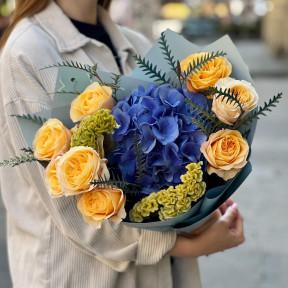 Контрастний яскравий букет з гортензією «Сапфіровий сюрприз»