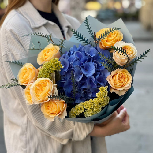 Контрастний яскравий букет з гортензією «Сапфіровий сюрприз»