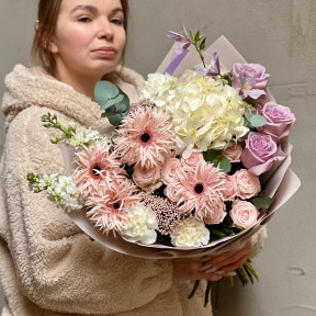 Ніжний вишуканий букет з герберою та гортензією «Повітряний поцілунок»