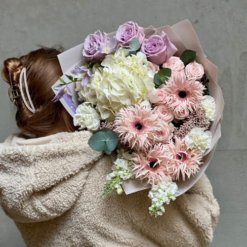 Ніжний вишуканий букет з герберою та гортензією «Повітряний поцілунок»
