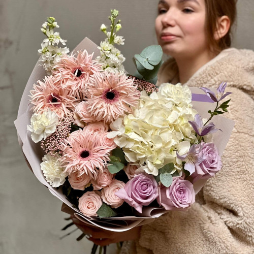 Ніжний вишуканий букет з герберою та гортензією «Повітряний поцілунок»