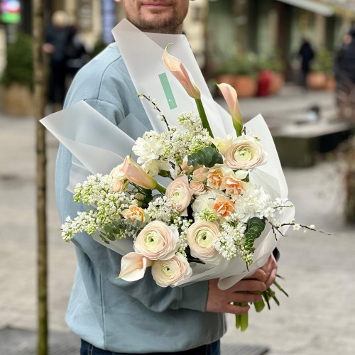 Тендітний букет з ранункулюсами та каллами «Рожевий перламутр»