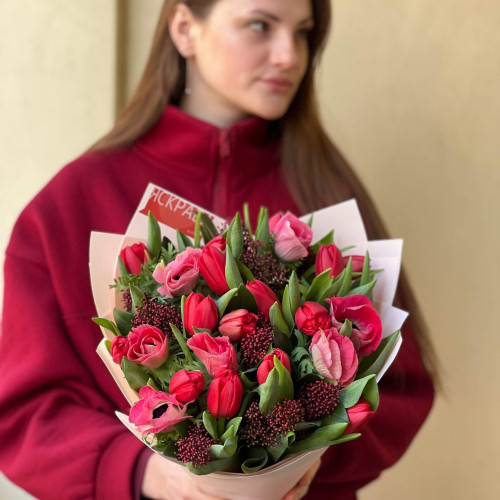 Букет у червоних тонах з хрумкими тюльпанами «Рубінова силянка»