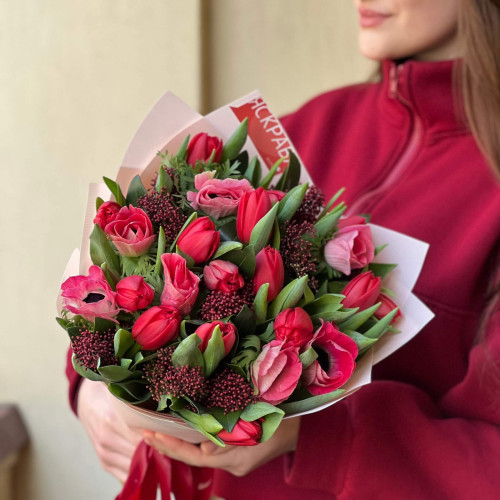 Букет у червоних тонах з хрумкими тюльпанами «Рубінова силянка»