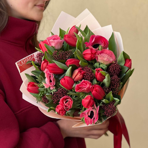 Букет у червоних тонах з хрумкими тюльпанами «Рубінова силянка»