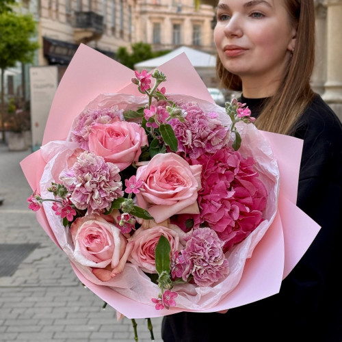 Рожевий букет з гортензією «Мамина радість»