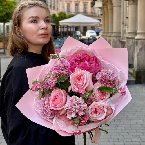 Рожевий букет з гортензією «Мамина радість»