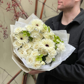 Білий мереживний букет з герберами «Снігова павутинка»