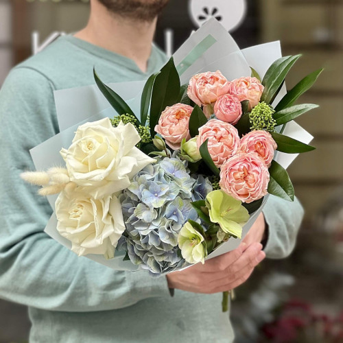 Букет з гортензією та півонієподібними трояндами «Акварельні хвилі»