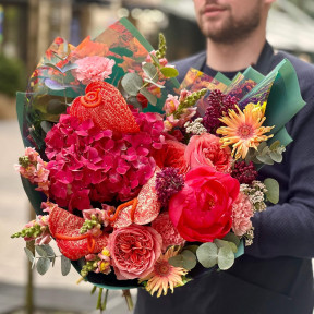 Букет з півонією та антуріумом Graffiti «Кольорове графіті»