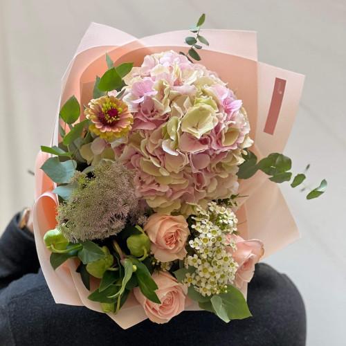 Світлий букет з гортензією «Солодка мить»