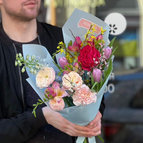 Яркий букет с пионовидными розами «Весенняя вспышка»