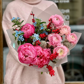 Стильний яскравий букет з півоніями та ранункулюсами «Сапфіровий блиск»