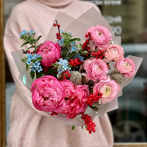 Стильний яскравий букет з півоніями та ранункулюсами «Сапфіровий блиск»