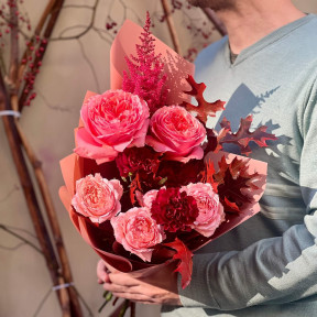 Яскравий букет з піоновидними трояндами Candy X-Pression «Солодка осінь»