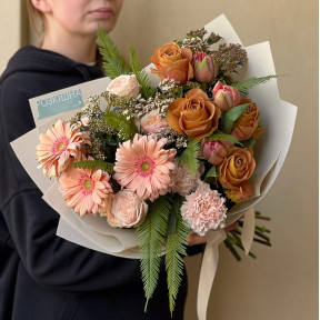 Теплий букет з герберою Pasta Rosata та піоновидною трояндою Symbol «Затишний садок»