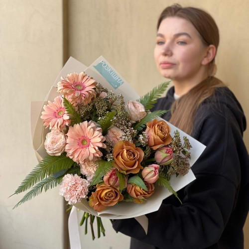 Теплий букет з герберою Pasta Rosata та піоновидною трояндою Symbol «Затишний садок»