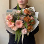Теплий букет з герберою Pasta Rosata та піоновидною трояндою Symbol «Затишний садок»