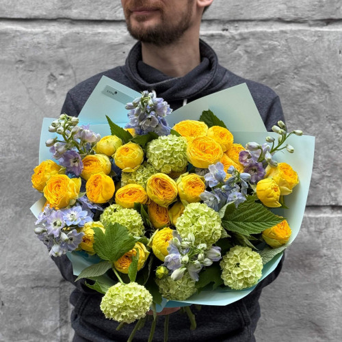 Яркий букет с пионовидной кустовой розой «Весёлый день»