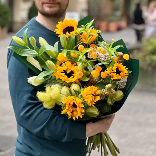 Яскравий букет з соняшниками та ліліями «Золотисте сяйво»